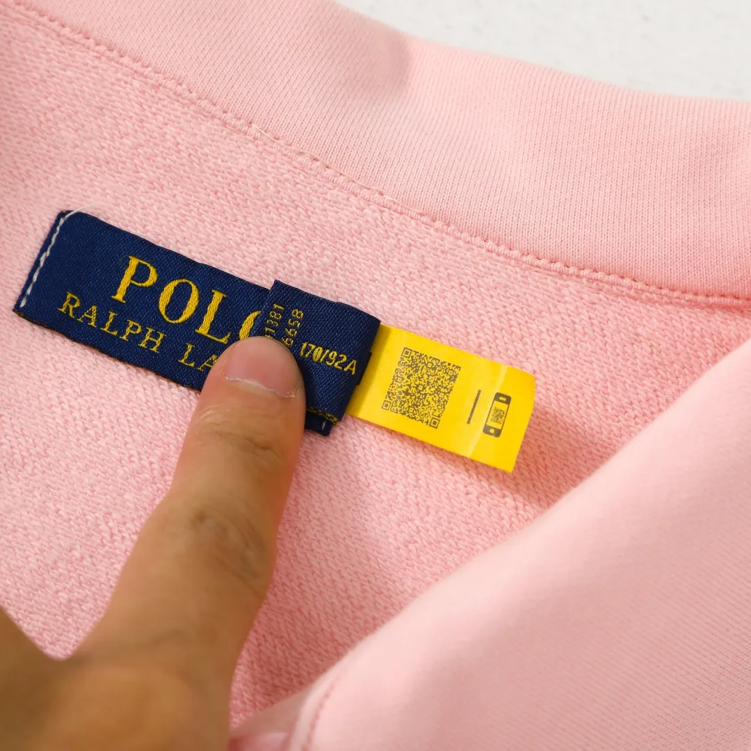 P260 #R99 Ralph Lauren pony logo eight-color half-zip lapel sweatshirt. Wear three times in one suit, easy to switch styles: Fully stand-up collar mode: crisp lapel three-dimensional windproof, taking into account warmth and cool lines, full of coolness ▫️Half-open lazy mode: slightly exposed collarbone, relaxed and comfortable | Pair with a shirt or high collar to show the intellectual atmosphere ▫️Full-open V-neck mode: Visually extends the neck-shoulder ratio | Stacking is more layered, hiding the flesh and making it look slimmer, making it easy to wear with a sense of luxury. Genderless design, shared wardrobe concept: White is gentle and elegant | Black is cool and slimming | Both colors can be used to create a couple CP look. 8 colors are available in the full line | From classic to soft | Meet all daily and occasion dressing needs Quality is reflected in the details: Micro-label logo embroidery | Loose but not procrastinating tailoring | High-grade fabrics ensure a comfortable fit. Easily manage various scenarios such as workplace commuting, weekend leisure, and date travel, effortless chic is the definition of effortless chic.  Color: Black White Navy Mint Green Khaki Pink Yellow Army Green Size: S M L